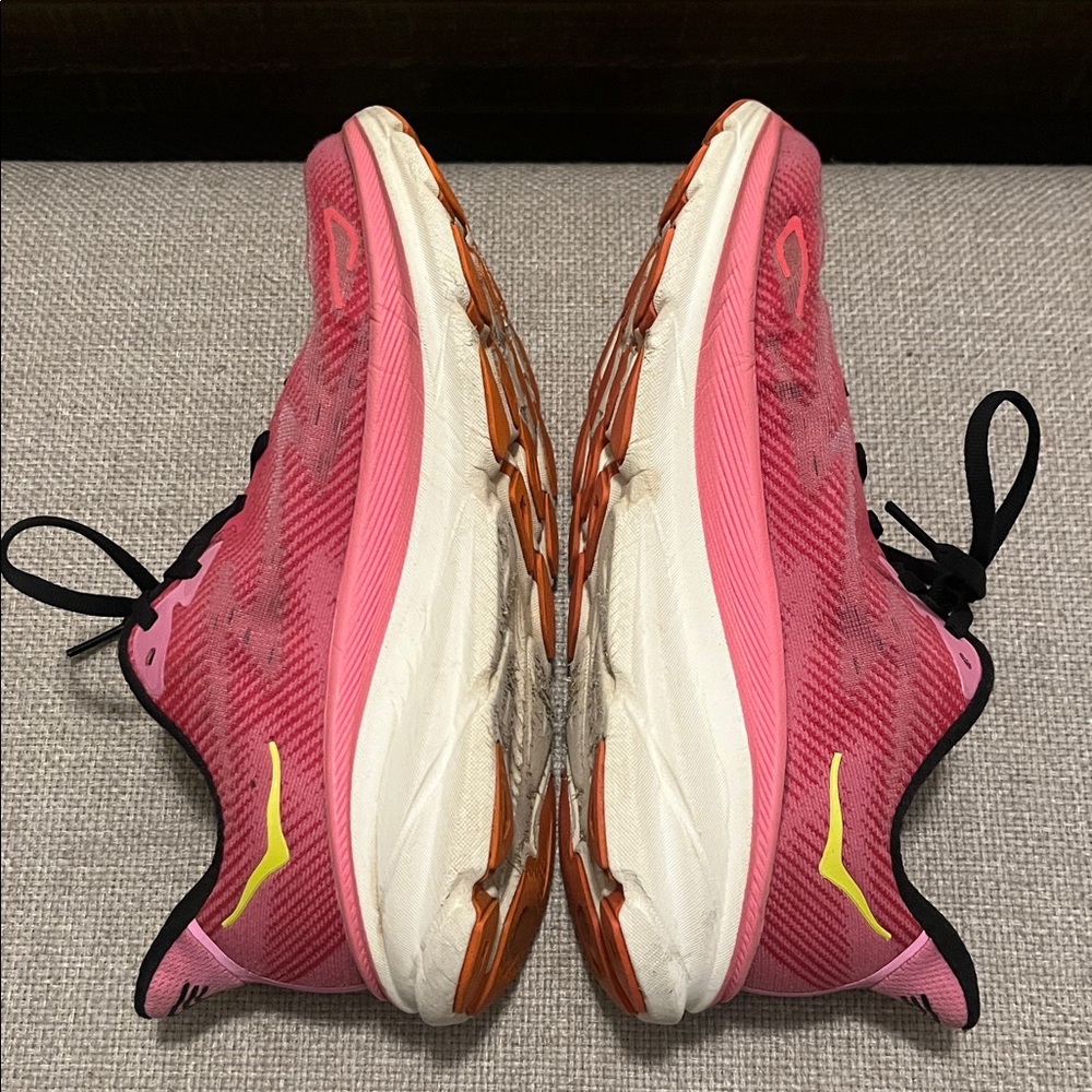 Hoka Clifton 9 fuchsia color sneakers, size 8. - Picture 7 of 10